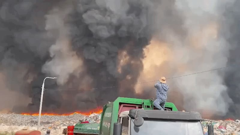 Торнадо уничтожили огонь, вызвав защитный лесной пожар