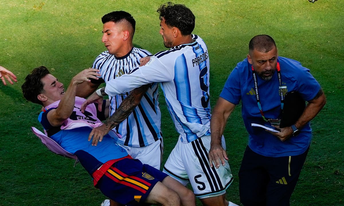 Paredes, Molina bị đề nghị cấm thi đấu một năm